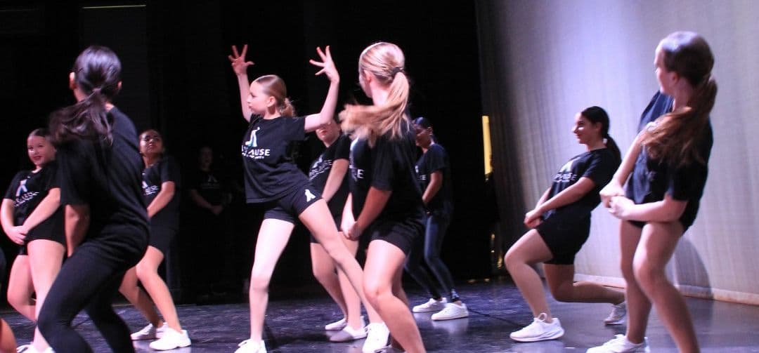 Applause Performing Arts Logo on Kidsbook