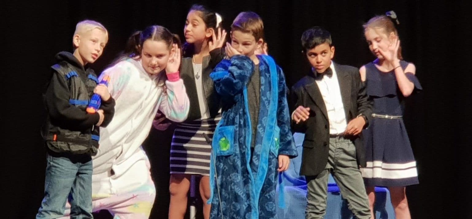 The Hills Drama School Incorporated Logo on Kidsbook